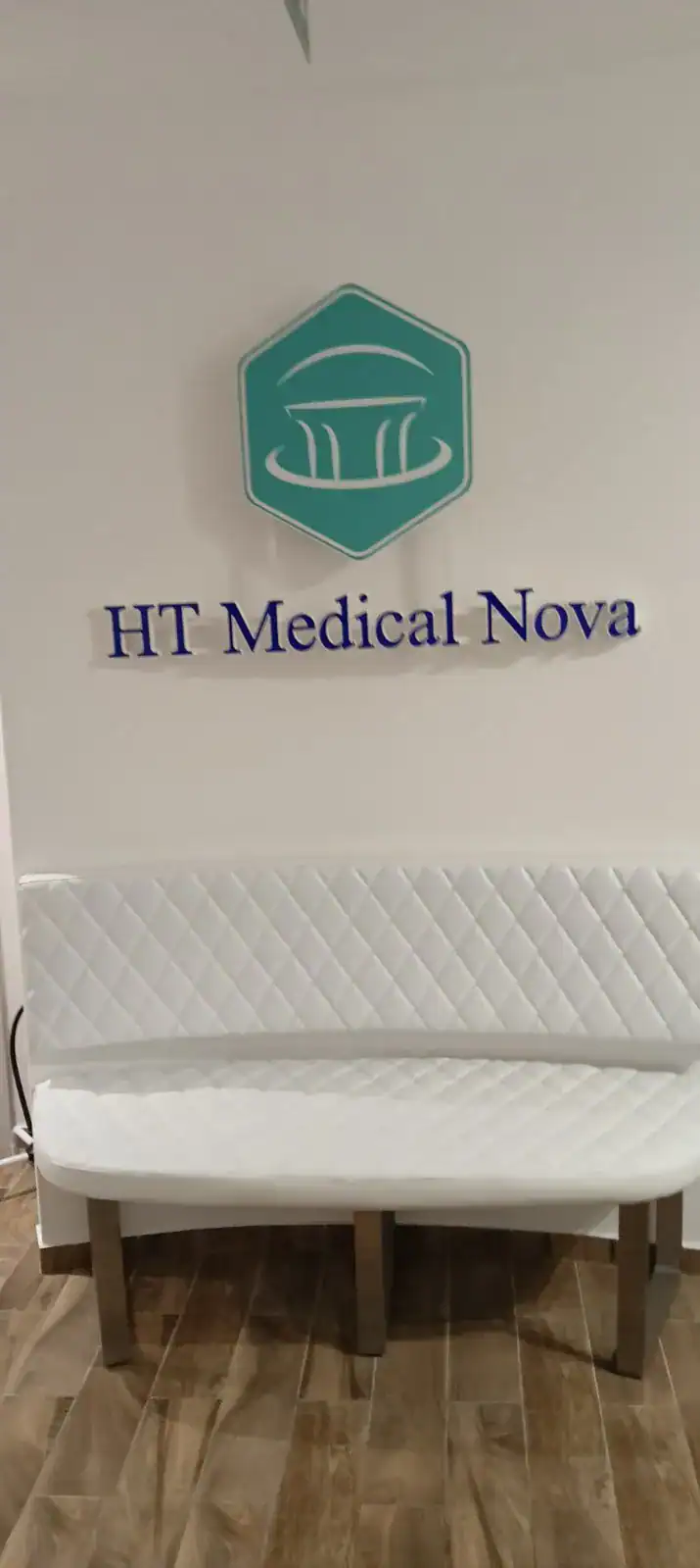 HT Medical Nova logófal és pad a váróban