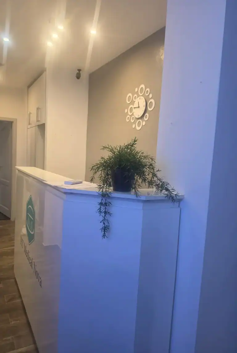 Recepciós pult a bejáratnál