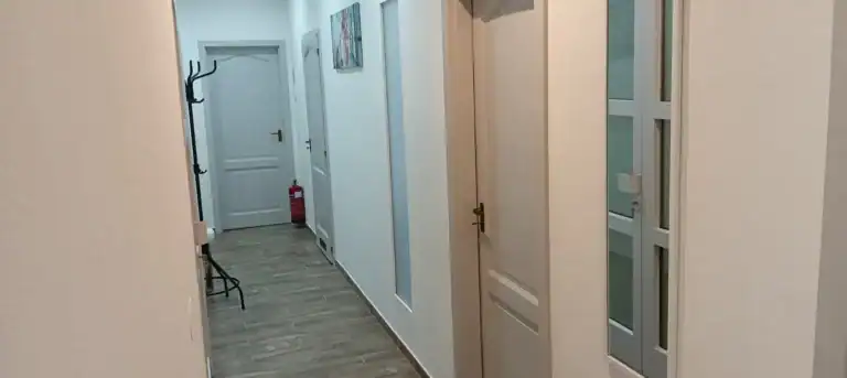 Folyosó a rendelők felé