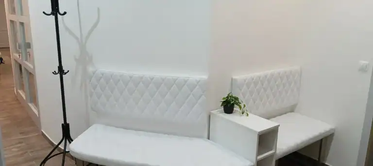 Váró kárpitozott padokkal