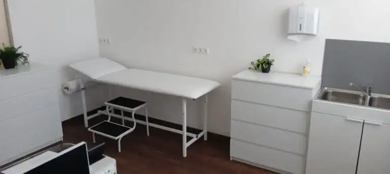 Vizsgálóágy a rendelőben