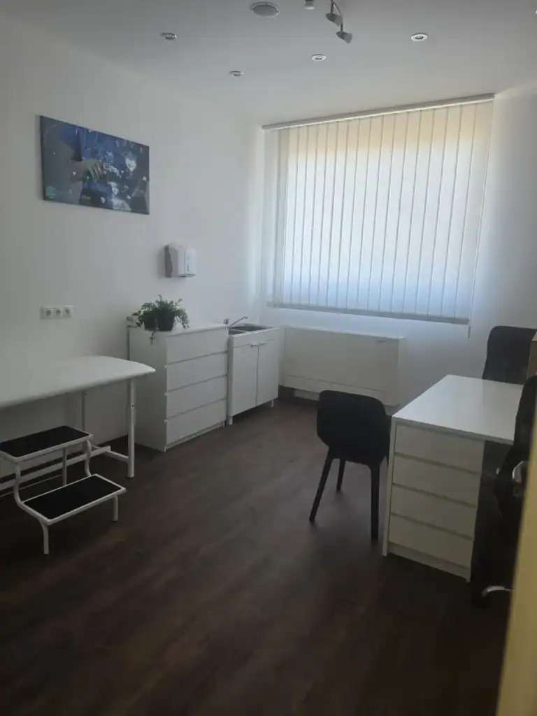 Rendelő vizsgálóággyal és íróasztallal